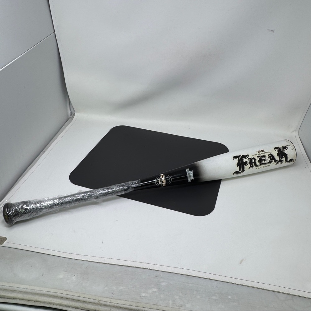 Miken Freak MBFCP115 -11.5, 28 In 16.5 oz 2-3/4" Barrel Baseball Bat